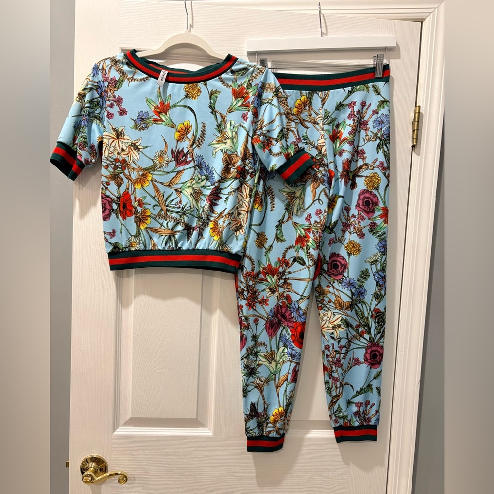 🌸 Floral Two-Piece Lounge Set | Worn 1x | Top & Joggers 🌸
Size: SMALL